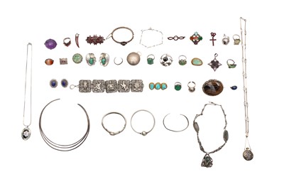 Lot 12 - A COLLECTION OF MISCELLANEOUS SILVER AND WHITE METAL MOUNTED JEWELLERY