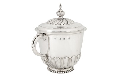 Lot 477 - A James II sterling silver twin handled covered porringer, London 1688 by Benjamin Pyne