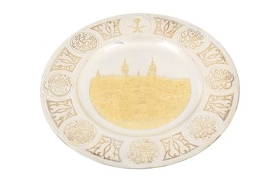 Lot 173 - Sultan of Saudi Arabia - A cased Elizabeth II parcel gilt sterling silver presentation dish, London 1994 by Asprey