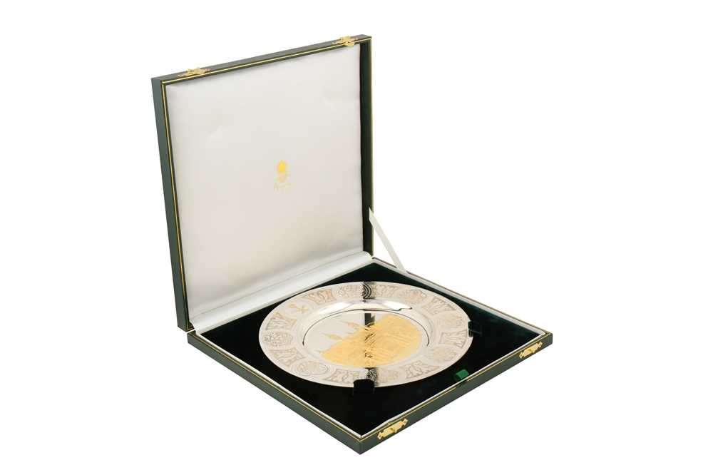 Lot 173 - Sultan of Saudi Arabia - A cased Elizabeth II parcel gilt sterling silver presentation dish, London 1994 by Asprey