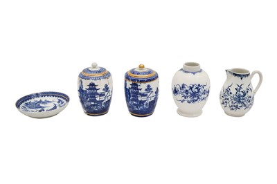 Lot 142 - A GROUP OF CAUGHLEY PORCELAIN ITEMS, CIRCA 1770S AND 1780S