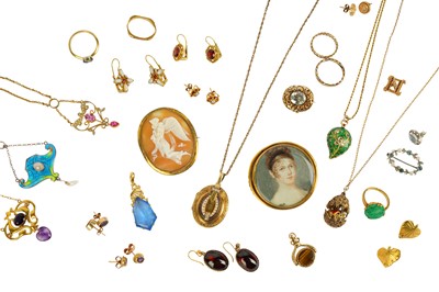 Lot 35 - A LARGE COLLECTION OF JEWELLERY