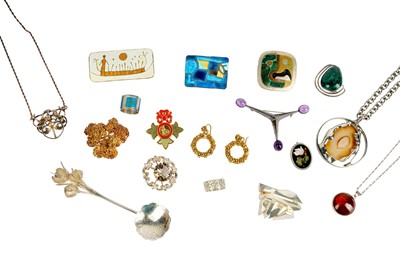Lot 14 - A COLLECTION OF SILVER AND COSTUME JEWELLERY