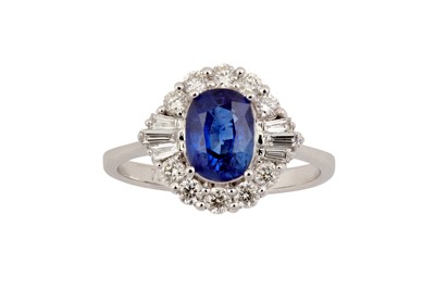 Lot 21 - A SAPPHIRE AND DIAMOND CLUSTER RING