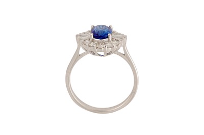 Lot 21 - A SAPPHIRE AND DIAMOND CLUSTER RING