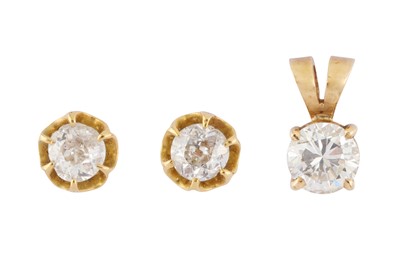 Lot 59 - A DIAMOND PENDANT AND EARRING SUITE, CIRCA 1980
