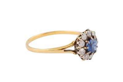 Lot 6 - A SAPPHIRE AND DIAMOND CLUSTER RING