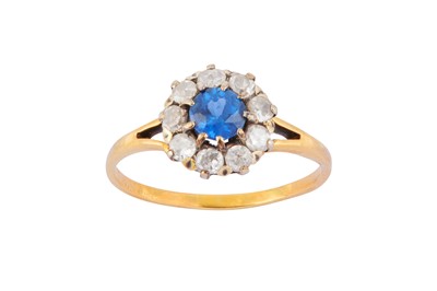 Lot 6 - A SAPPHIRE AND DIAMOND CLUSTER RING