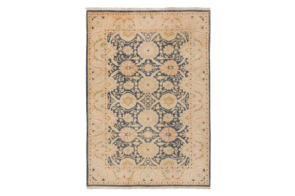 Lot 39 - A FINE ARTS & CRAFTS DESIGN CARPET