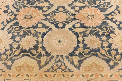 Lot 39 - A FINE ARTS & CRAFTS DESIGN CARPET