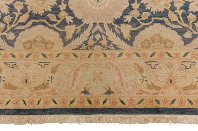 Lot 39 - A FINE ARTS & CRAFTS DESIGN CARPET