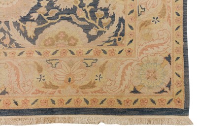 Lot 39 - A FINE ARTS & CRAFTS DESIGN CARPET