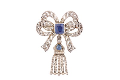 Lot 13 - A BOW SAPPHIRE AND DIAMOND BROOCH