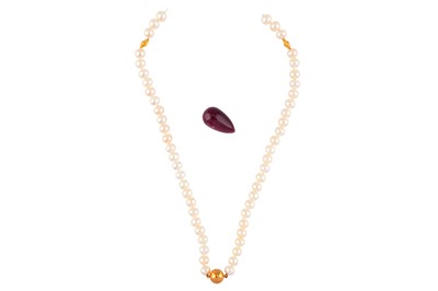 Lot 19 - A CULTURED PEARL AND RUBY NECKLACE