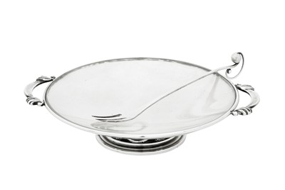 Lot 245 - An early 20th century Danish sterling silver small hors d'oeuvre dish, Copenhagen 1925-32 by Georg Jensen