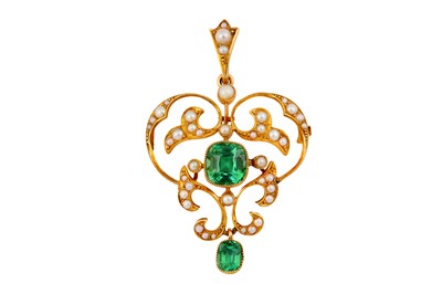 Lot 155 - A GREEN TOURMALINE AND SEED PEARL BROOCH/PENDANT