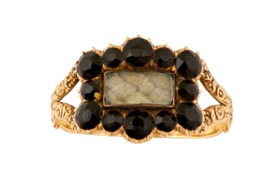 Lot 228 - A MOURNING RING