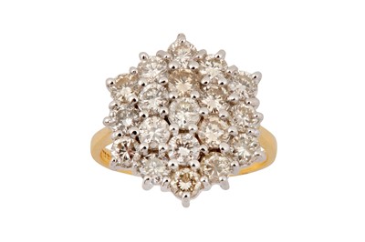 Lot 55 - A DIAMOND CLUSTER RING