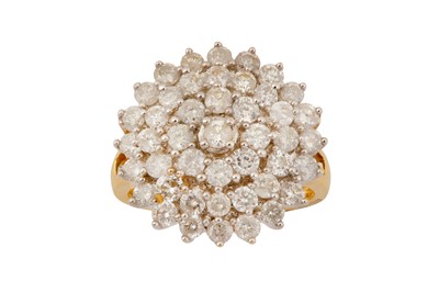 Lot 206 - A DIAMOND CLUSTER RING