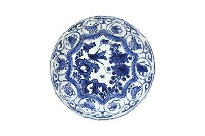 Lot 62 - A CHINESE BLUE AND WHITE KRAAK 'CRICKET' DISH