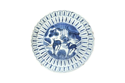 Lot 61 - A CHINESE BLUE AND WHITE 'DEER' DISH