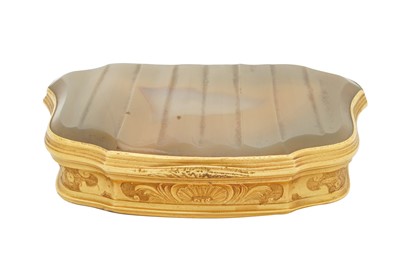Lot 47 - A mid-18th century George II unmarked gold mounted agate snuff box, circa 1750