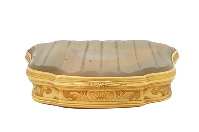 Lot 47 - A mid-18th century George II unmarked gold mounted agate snuff box, circa 1750