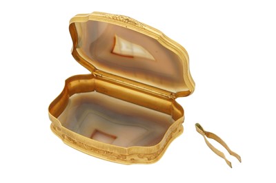 Lot 47 - A mid-18th century George II unmarked gold mounted agate snuff box, circa 1750