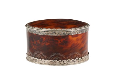 Lot 517 - λ AN INCISED TORTOISESHELL LIDDED BOX WITH SILVER MOUNTS