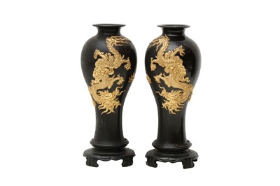 Lot 716 - A MIRRORED PAIR OF CHINESE FUZHOU (FOOCHOW) 'DRAGON' VASES