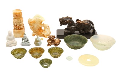 Lot 306 - A GROUP OF CHINESE JADE AND HARDSTONE OBJECTS