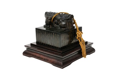 Lot 953 - A LARGE CHINESE JADE 'DOUBLE DRAGON' SEAL AND FITTED BOX