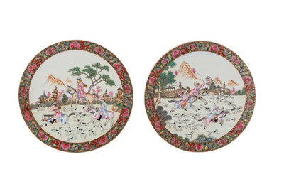 Lot 271 - A PAIR OF CHINESE FAMILLE-ROSE CIRCULAR PLAQUES, 20TH CENTURY