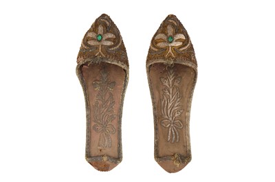 Lot 852 - A PAIR OF METAL THREAD AND SEED PEARLS-EMBROIDERED VELVET COURTLY SLIPPERS (TERLIK)