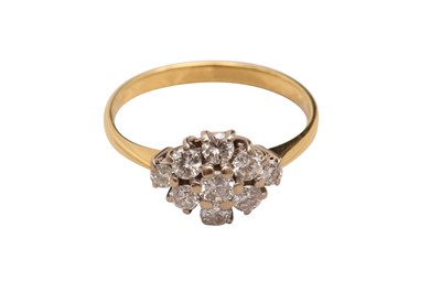 Lot 22 - A DIAMOND CLUSTER RING