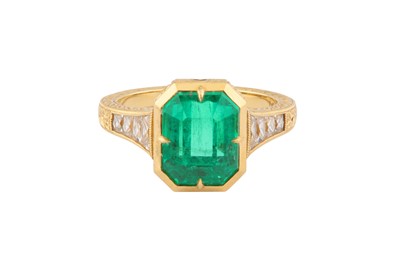 Lot 98 - AN EMERALD AND DIAMOND RING