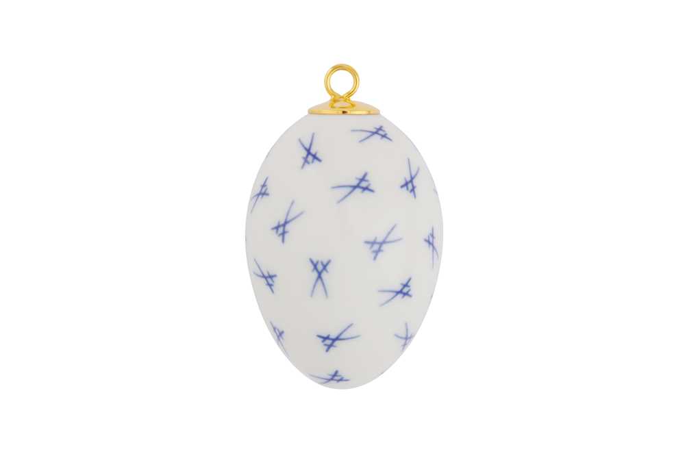 Lot 195 - A MEISSEN EGG PENDANT