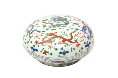 Lot 964 - A CHINESE WUCAI CIRCULAR 'DRAGON' BOX AND COVER