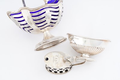 Lot 113 - A mixed group of sterling silver including a Victorian sugar basket, Sheffield 1898 by Joseph Rodgers and Sons