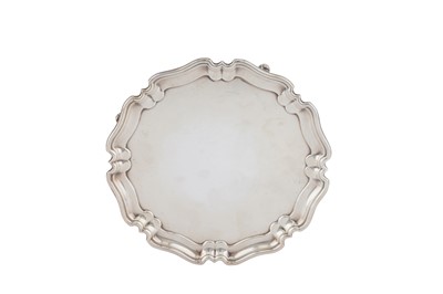 Lot 75 - A George VI sterling silver small salver, Sheffield 1945 by Harry Aitkin