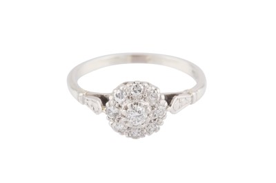 Lot 23 - A DIAMOND CLUSTER RING