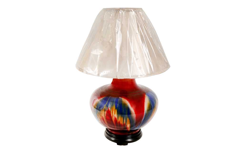 Lot 571 - A CHINESE-STYLE TABLE LAM