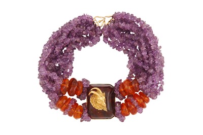 Lot 179 - AN AMBER AND AMETHYST NECKLACE