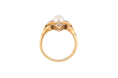 Lot 4 - A PEARL AND DIAMOND RING