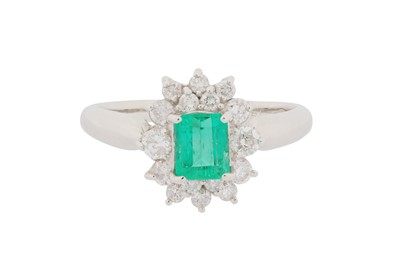 Lot 121 - AN EMERALD AND DIAMOND RING