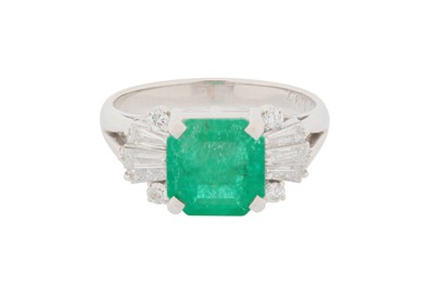 Lot 123 - AN EMERALD AND DIAMOND RING