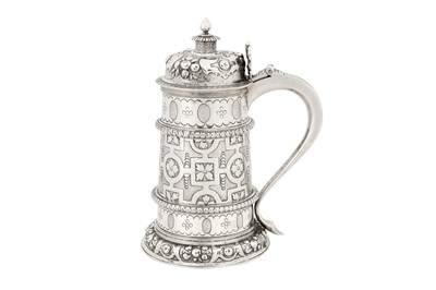 Lot 336 - A George V sterling silver replica tankard, London 1920 by Tessiers