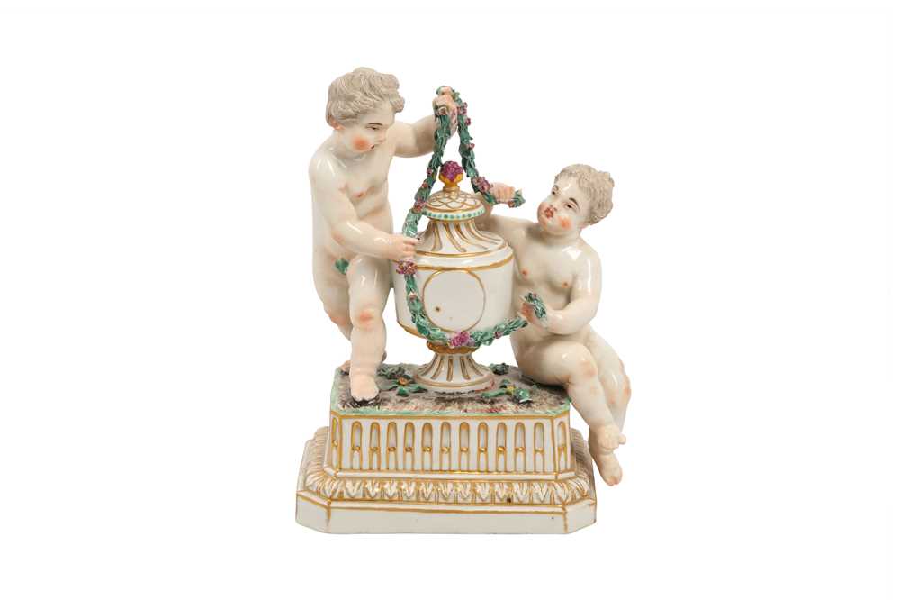 Lot 200 - A BUEN RETIRO PORCELAIN PUTTI AND URN SCULPTURE