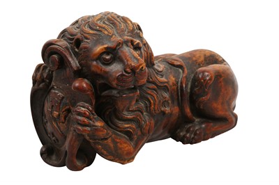 Lot 482 - A CARVED HERALDIC LION FURNITURE MOUNT