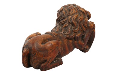 Lot 482 - A CARVED HERALDIC LION FURNITURE MOUNT